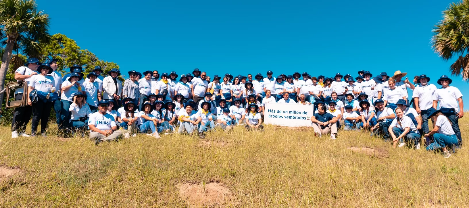 Los voluntarios convocados para esta quinta jornada al finalizar la siembra. Con iniciativas como estas, el Popular ha revalidado su certificación como organización carbono neutral, que  recortó  su huella de carbono en un 40%, en 2020.