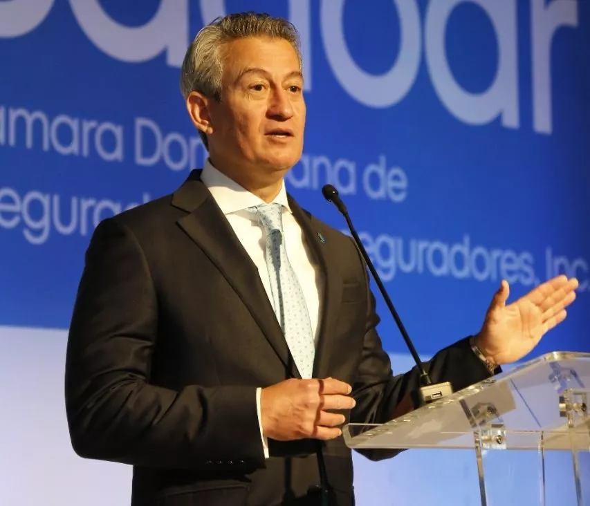 El presidente de la Cámara Dominicana de Aseguradores y Reaseguradores (Cadoar), James García Torres, pronuncia las palabras centrales del acto.