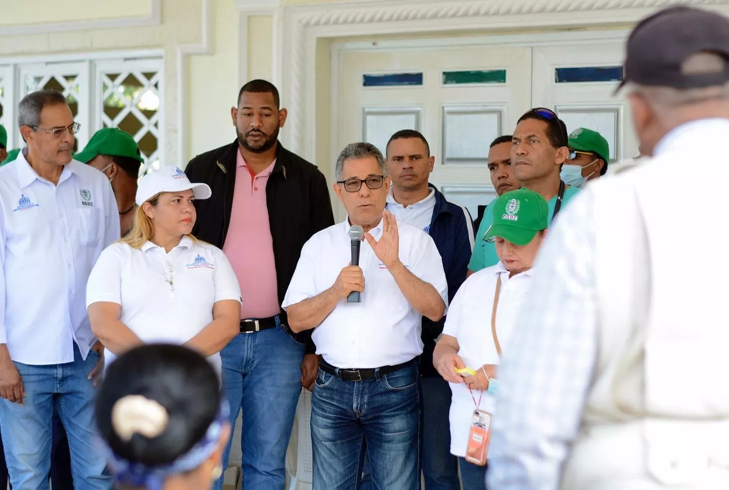 (foto) El director de la DGDC, Eléxido Paula, habla al encabezar el programa de ayuda social en Cotuí.