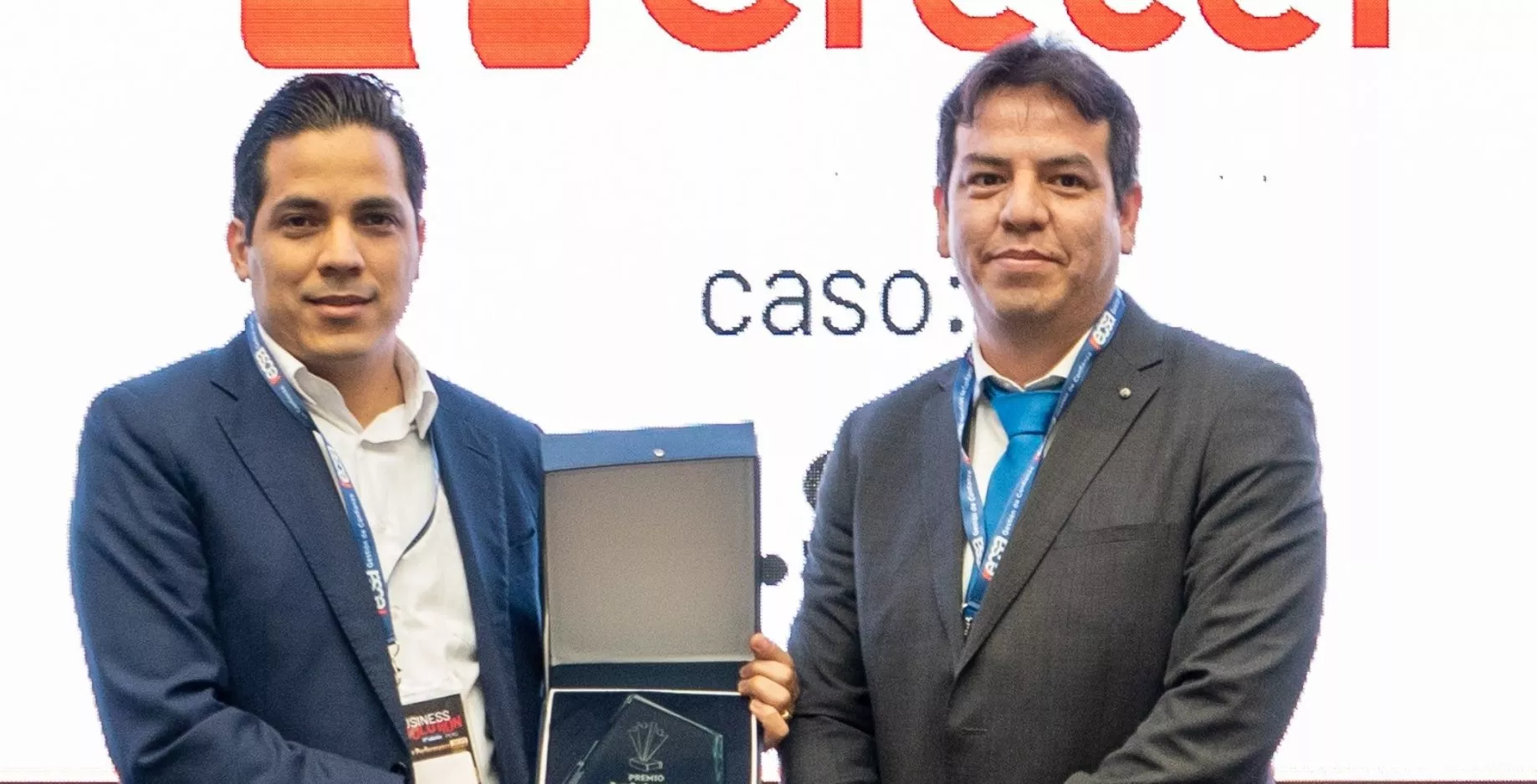 Ejecutivo de AFP Crecer recibe  el premio.