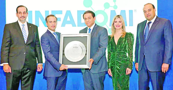 En representación de la vicepresidente Raquel Peña, el ministro de Salud recibió  homenaje.