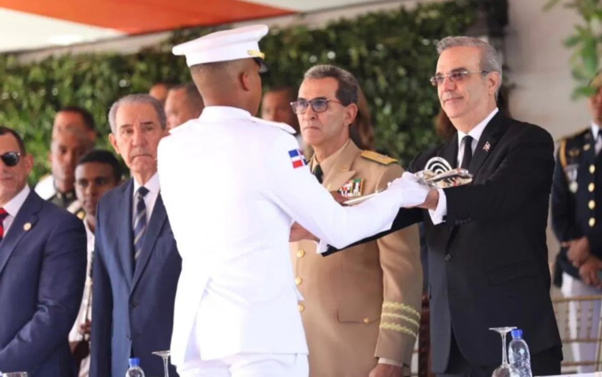 Presidente Abinader entrega sable de mando a uno de los cadetes.  fuente externa