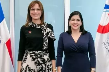 Biviana Riveiro de ProDominica junto a ejecutiva.