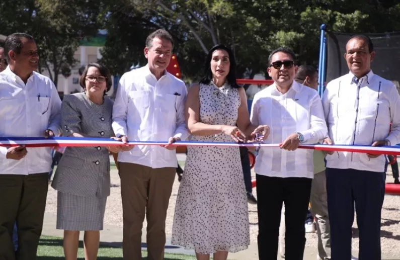 La primera dama, Raquel Arbaje, corta la cinta en el acto.