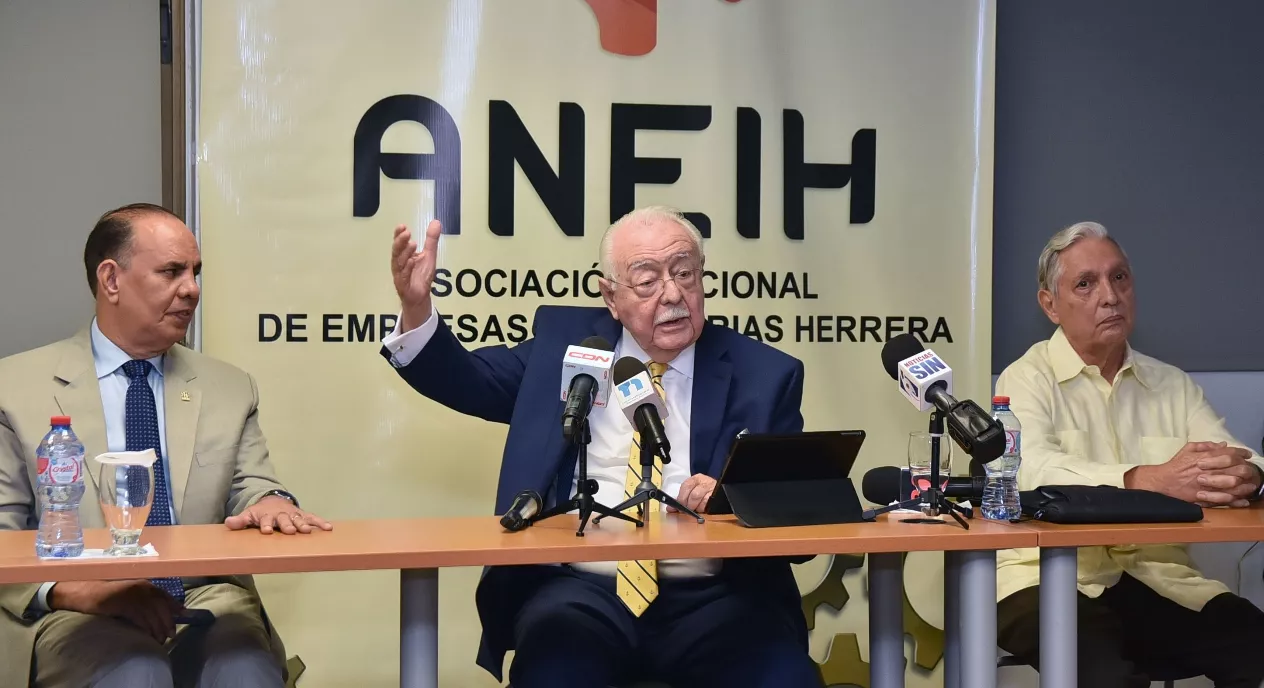 Miembros de la directiva de la Asociación Nacional de Empresas e Industrias de Herrera.