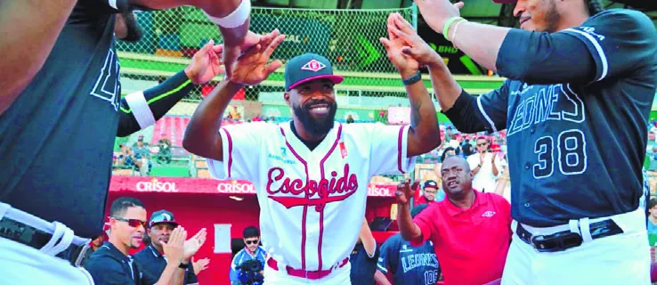 Wilkin Castillo, saludado por compañeros durante  homenaje que recibió ayer.     fuente externa