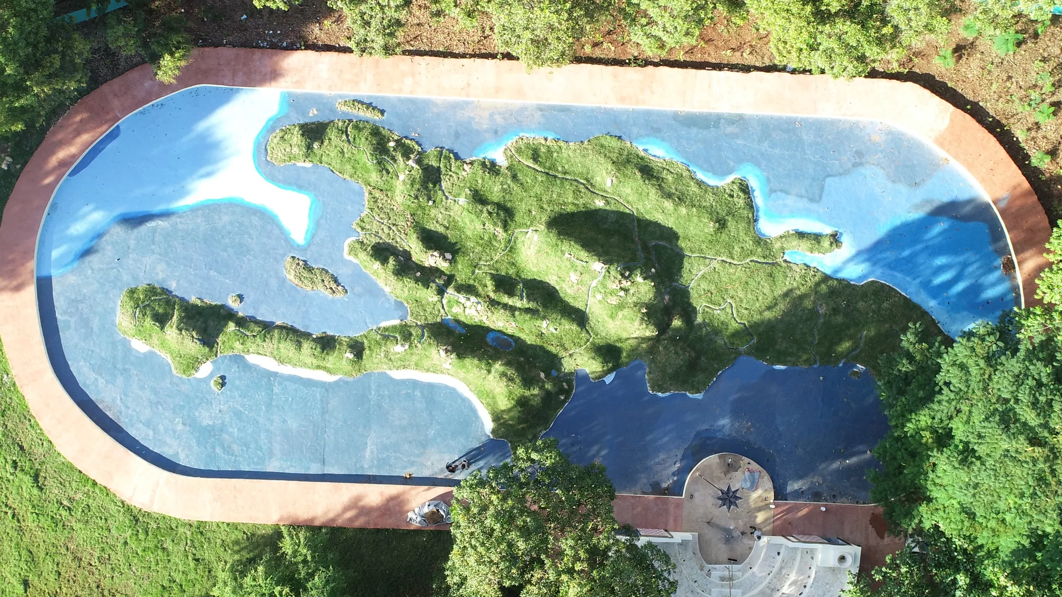 El Mapa  de Quisqueya está ubicado en el extremo de la   Anacaona con avenida Luperón y pretende ser una de las áreas más llamativas del parque ecológico.