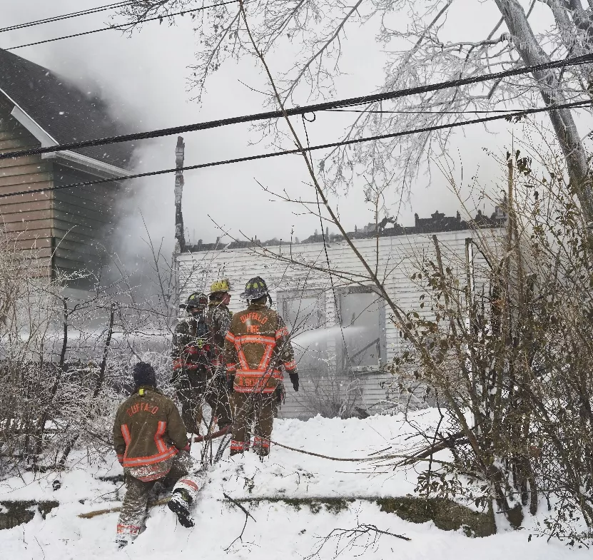 Brigadas de rescate de los bomberos trabajan intensamente.