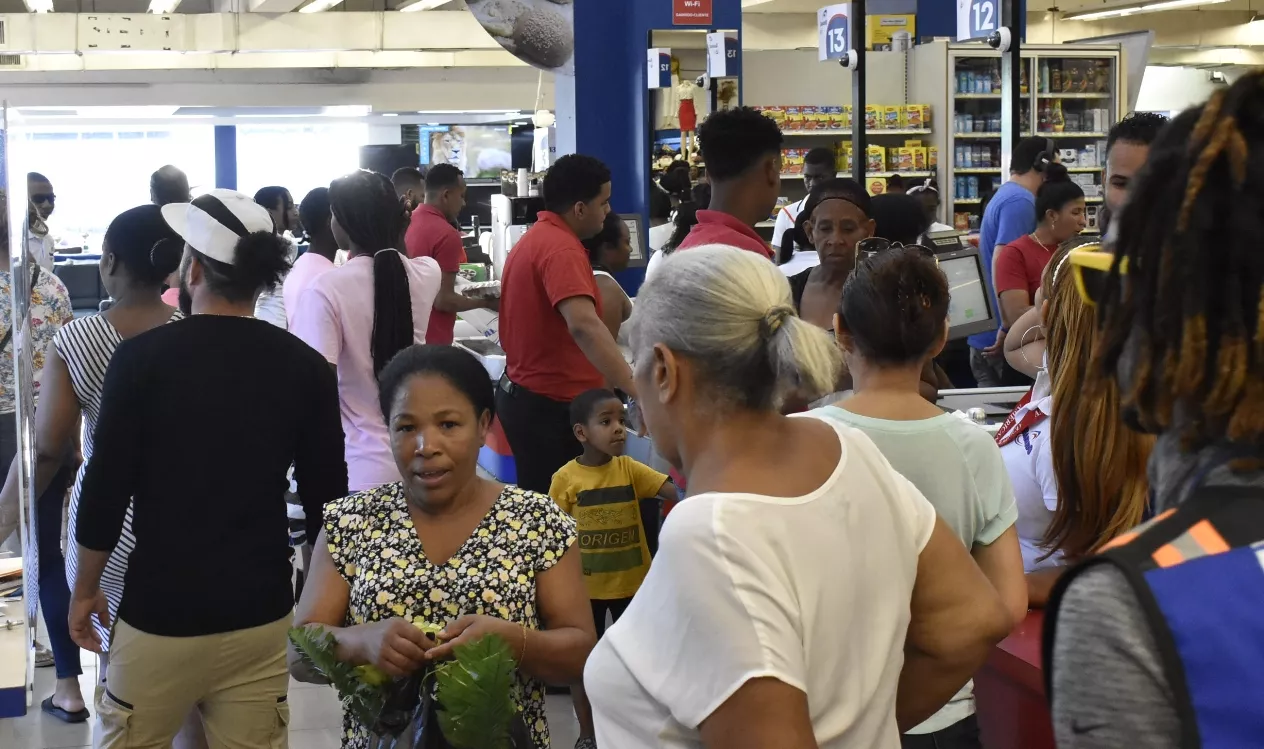 Las mujeres  son las más vistas en los comercios comprando artículos.  elieser tapia