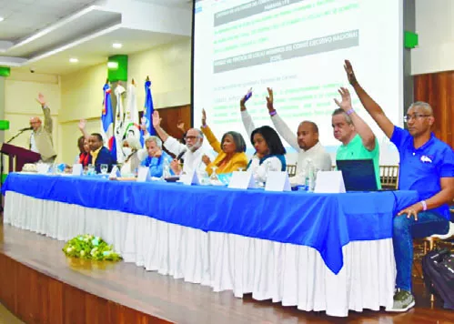 Eduardo Hidalgo junto a miembros del pleno de la ADP.