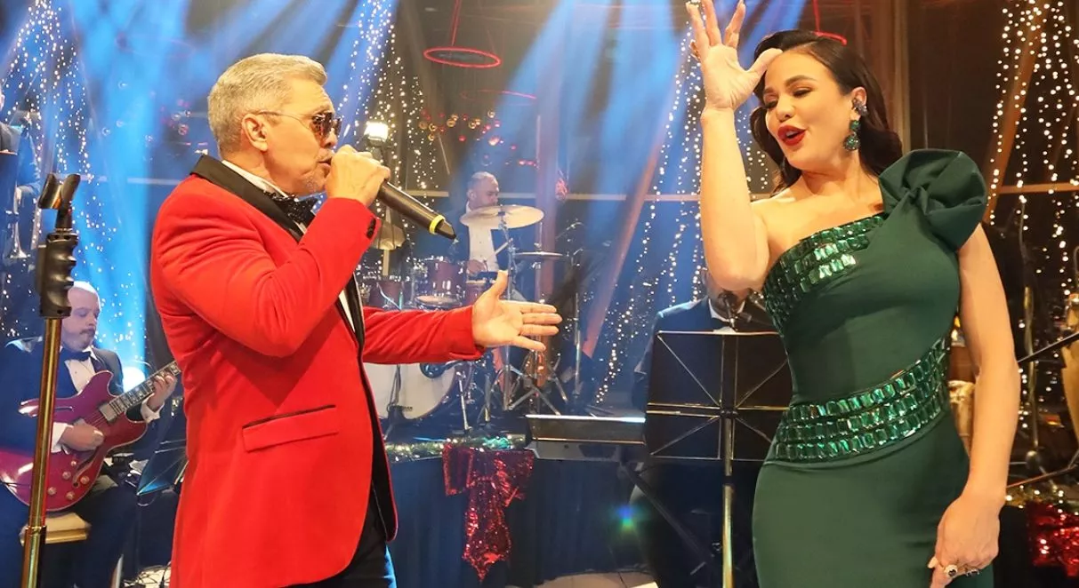 La comunicadora Luz García  vive un emOtivo momento con Rafa Rosario en el escenario.