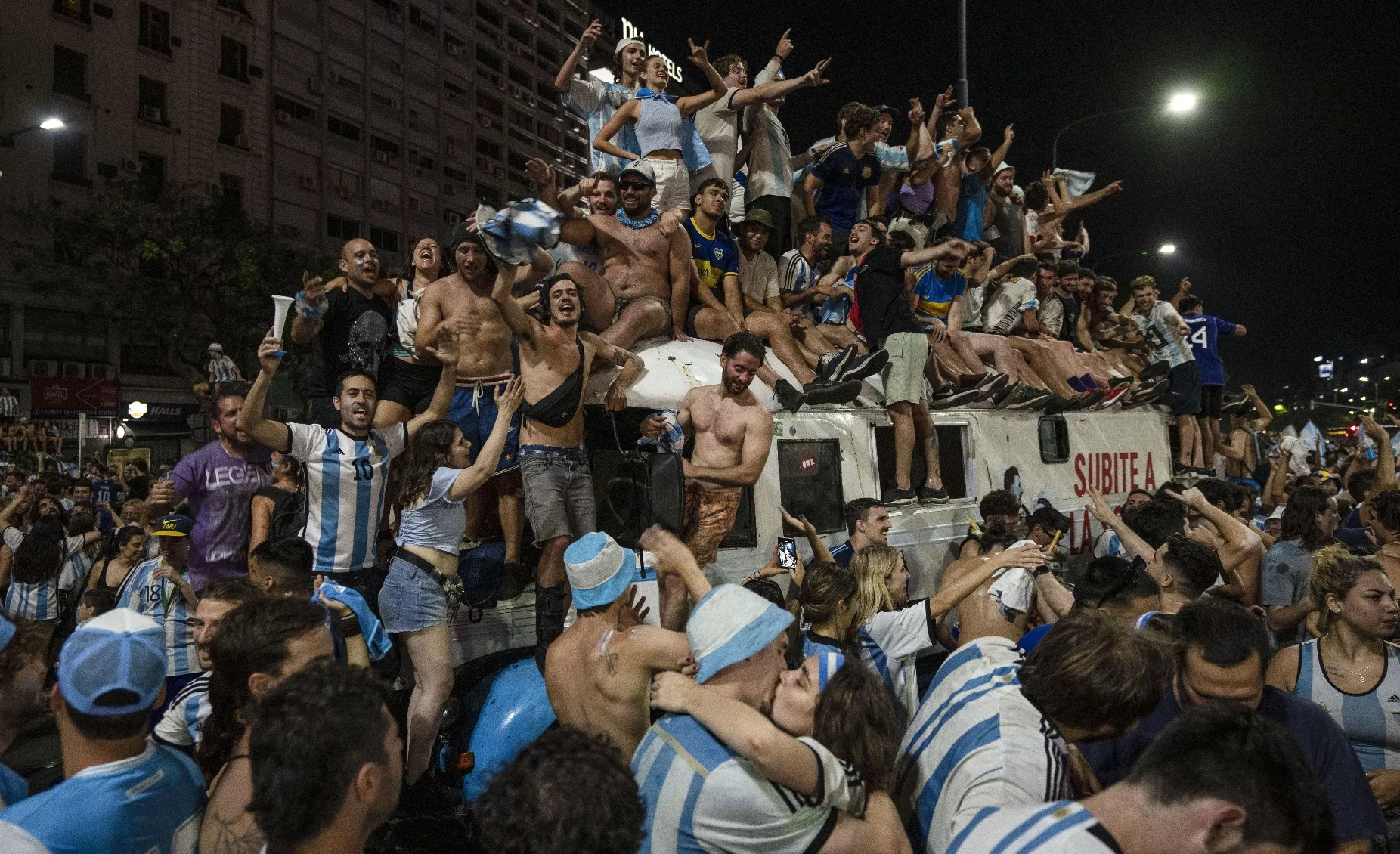 Las grandes avenidas de Buenos Aires se convirtieron ayer en caos al recibir a los campeones.