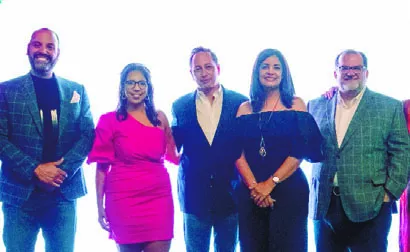 Directiva de ADECC, quien  organiza el premio.