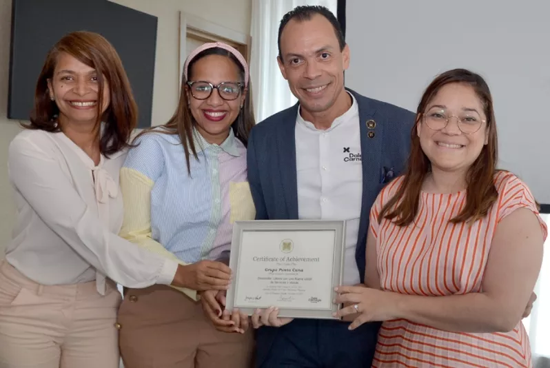 César Cordero entrega reconocimiento  al Grupo Punta Cana.