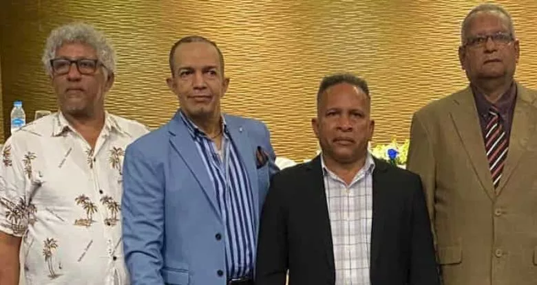 Vaelrio de León al centro, junto a directivos de Sgacedom.