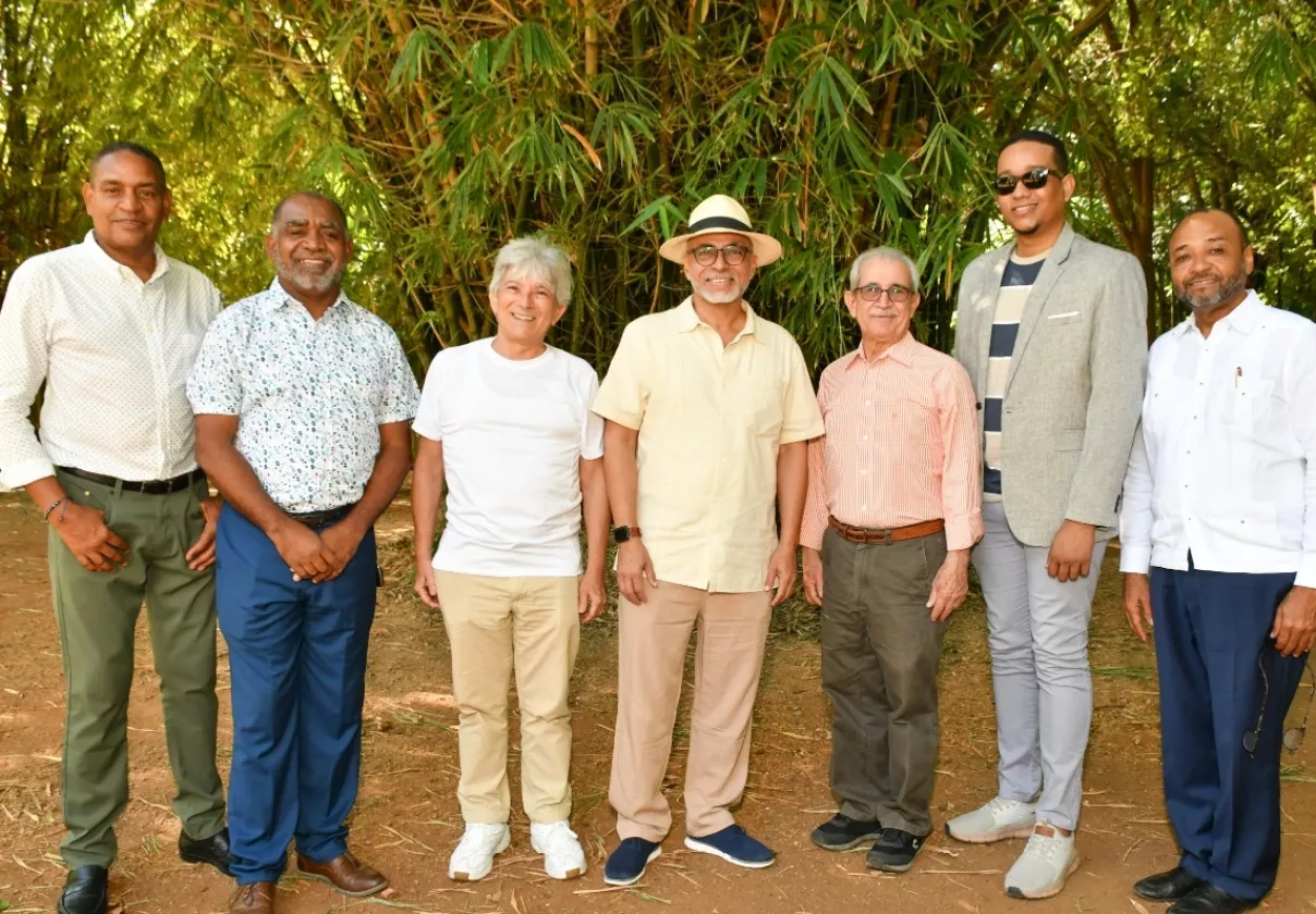 Luis Marino López, Bolívar Troncoso Morales y Juan Febles, junto a los miembros del jurado.