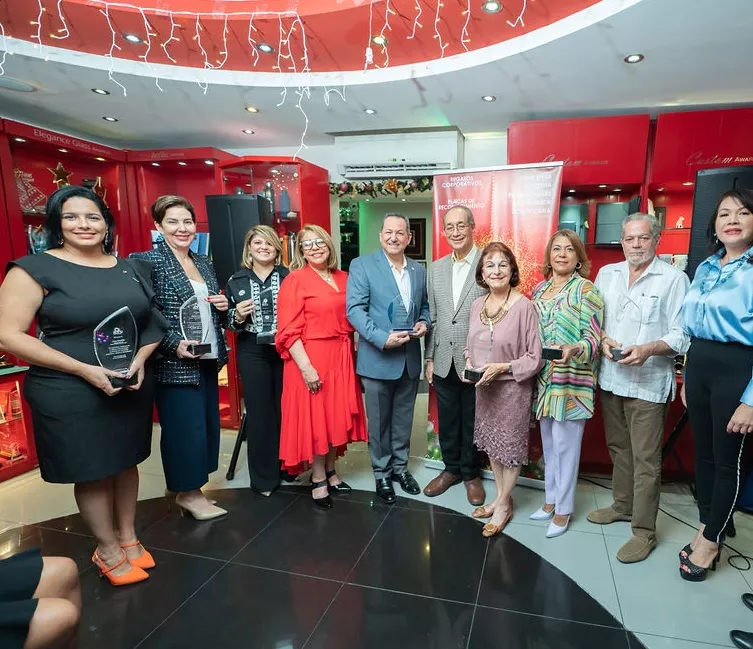 Sulin Lantigua de Glass, Luisa María de Aquino y Luis Felipe Aquino junto a los reconocidos.