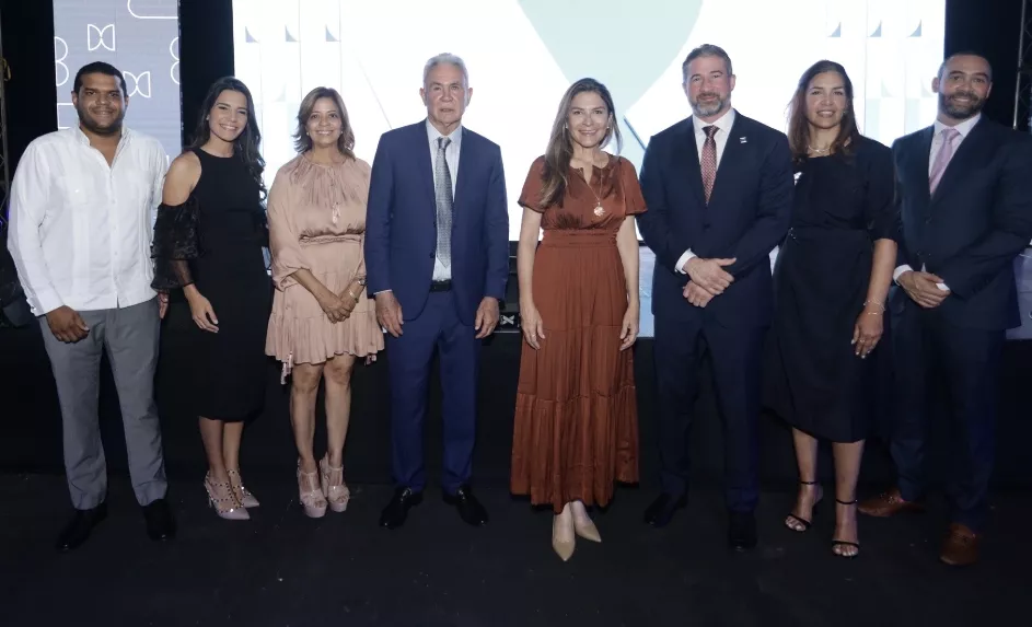 Pedro Gilbert, Estephanie Ruiz, Yolanda de la Rosa, Ramón Molina, Carolina Mejía, Jonathan Molina, Aniana Vásquez y Joel Molina.
