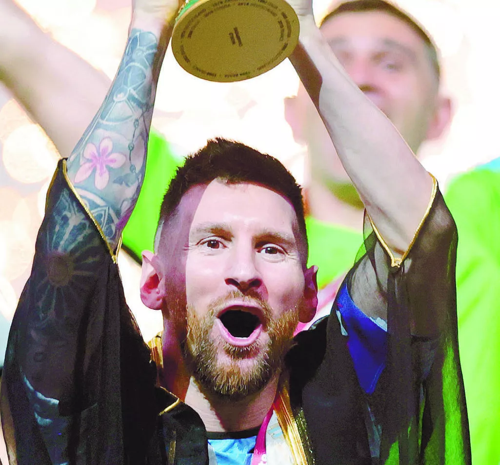 Jugadores argentinos liderados por Messi, alzaron la copa del Mundo, Catar 2022, tras imponerse a la selección de Francia, en un choque de “espanto y brinco”, ayer en un  partido decisivo.