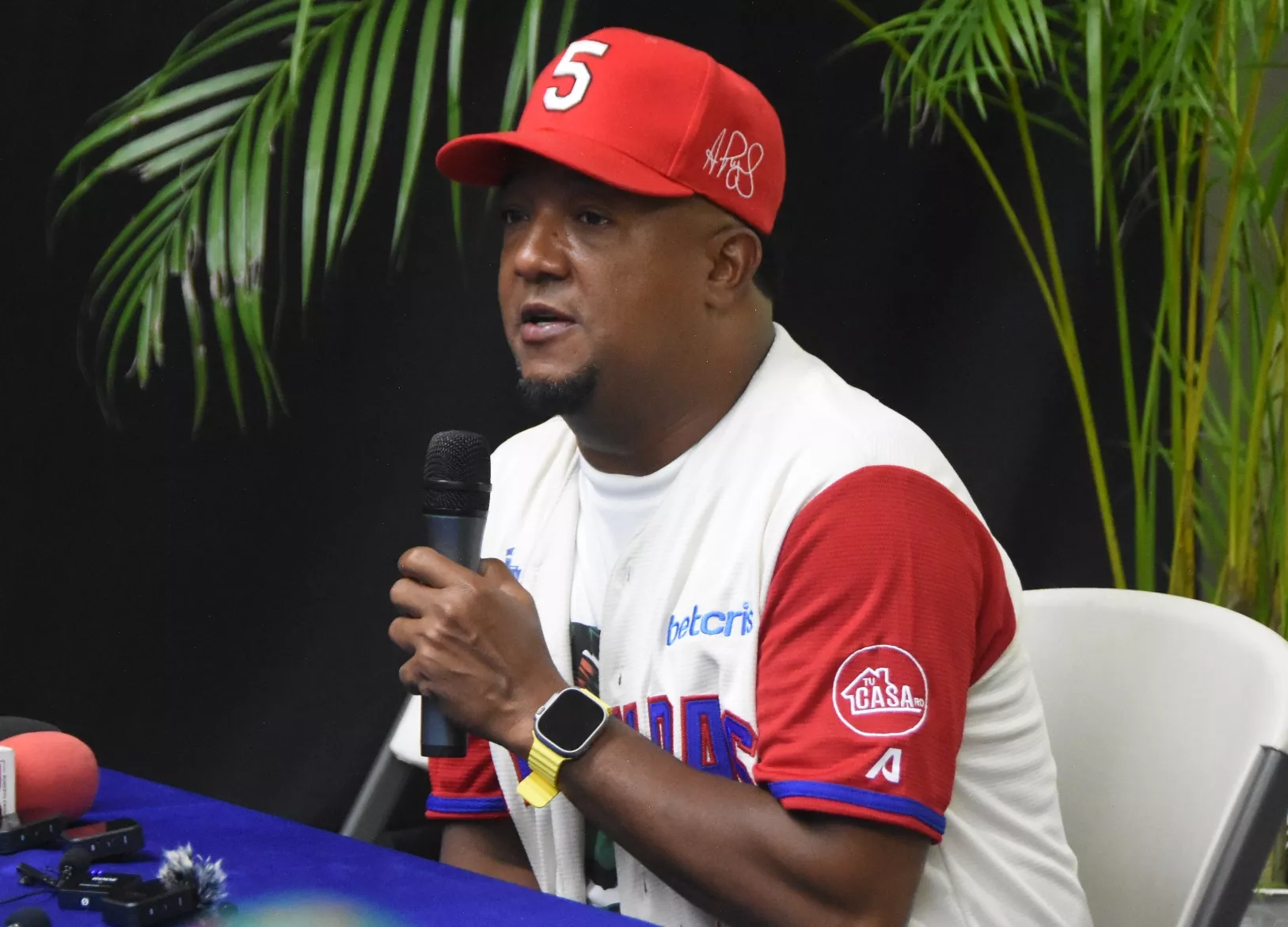 El inmortal Pedro Martínez mientras respondía preguntas a los periodistas   en el estadio Quisqueya.  Alberto calvo.
