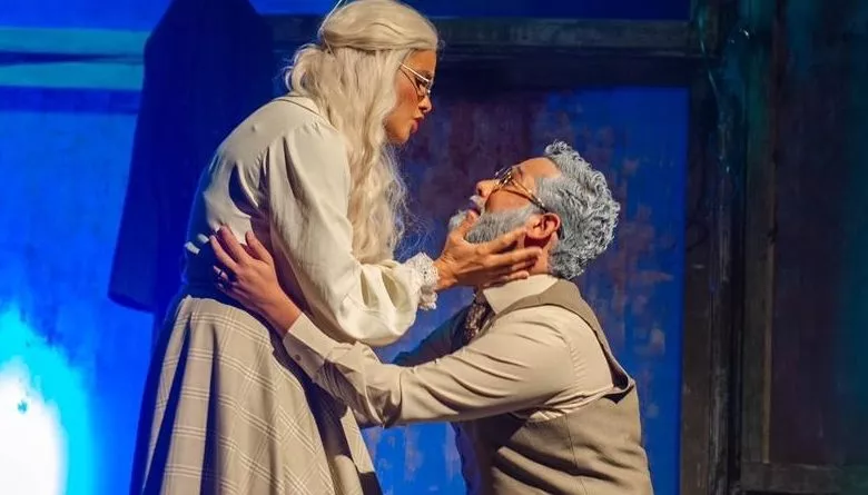 Una escena de Las Sillas, presentada en Casa de Teatro.