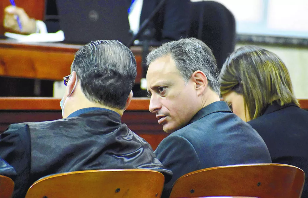 Jean Alain Rodríguez conversa con uno de sus abogados durante la audiencia que se prolongó por varias horas.  josé d león.