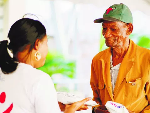 Voluntarios entregaron raciones  de alimento fortificados.
