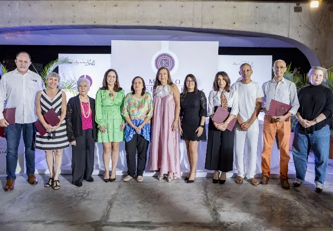 Los participantes y ganadores junto a la familia Bellapart.