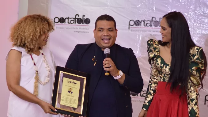 Angelica Azcona y Gladys Rodríguez entregan reconocimiento a Rafael Rivero.