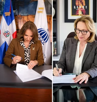 Milagros Germán y Erica Muhl, firman el acuerdo.
