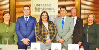 Francia Peña Fontanillas, junto a líderes comunitarios y empresarios.