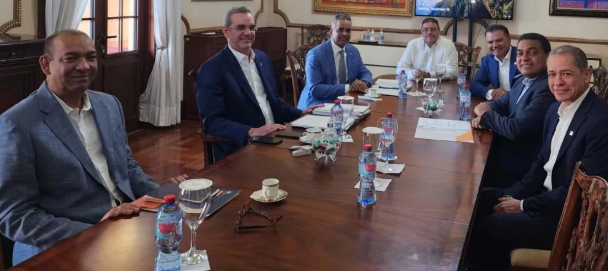El presidente de la República, Luis Abinader, junto a los encargados del montaje del evento.