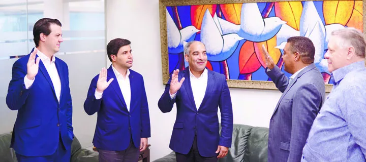 José P. Monegro, presidente del Comité Organizador  de los XXV Juegos Centroamericanos   y del Caribe juramenta a los integrantes de la Comisión de Tecnología de ese organismo.