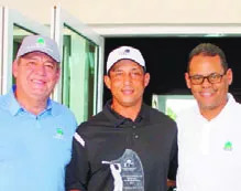 César Rodríguez (centro) recibe trofeo de campeón.