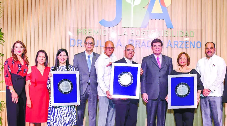 Carmen Patricica Brache, Arelis Domínguez, Mariel Bera, José Mármol, Silvestre Cruz, Padre Jesús Baltazar, Julio Virgilio Brache, Pablo Ulloa, Braulio Brache y Roberto Herrera.