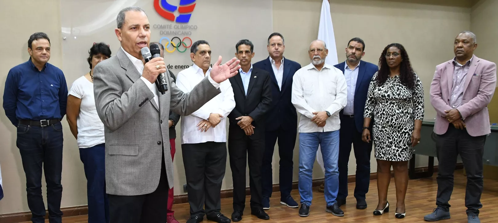 Garybaldy Bautista se dirige al auditorio junto a   dirigentes que le acompañarán durante  gestión en el COD.   fuen te extena