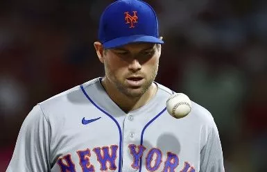 El relevista Adam Ottavino se quedará con los Mets.  ap