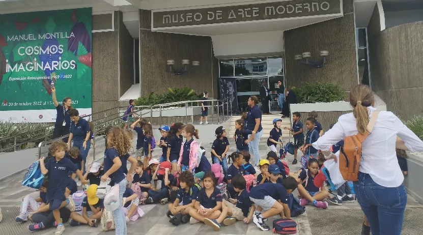 Niños visitan el Museo de Arte Moderno.