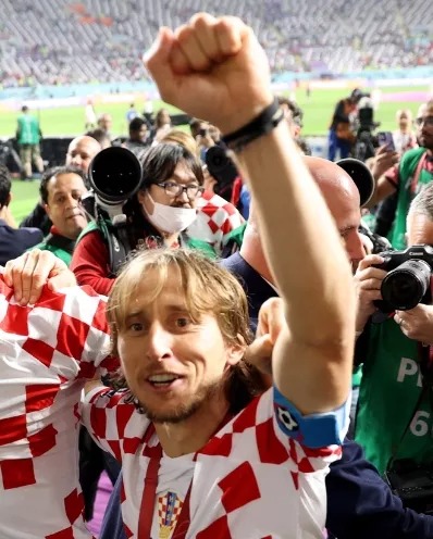 Luka Modric  alza los brazos.