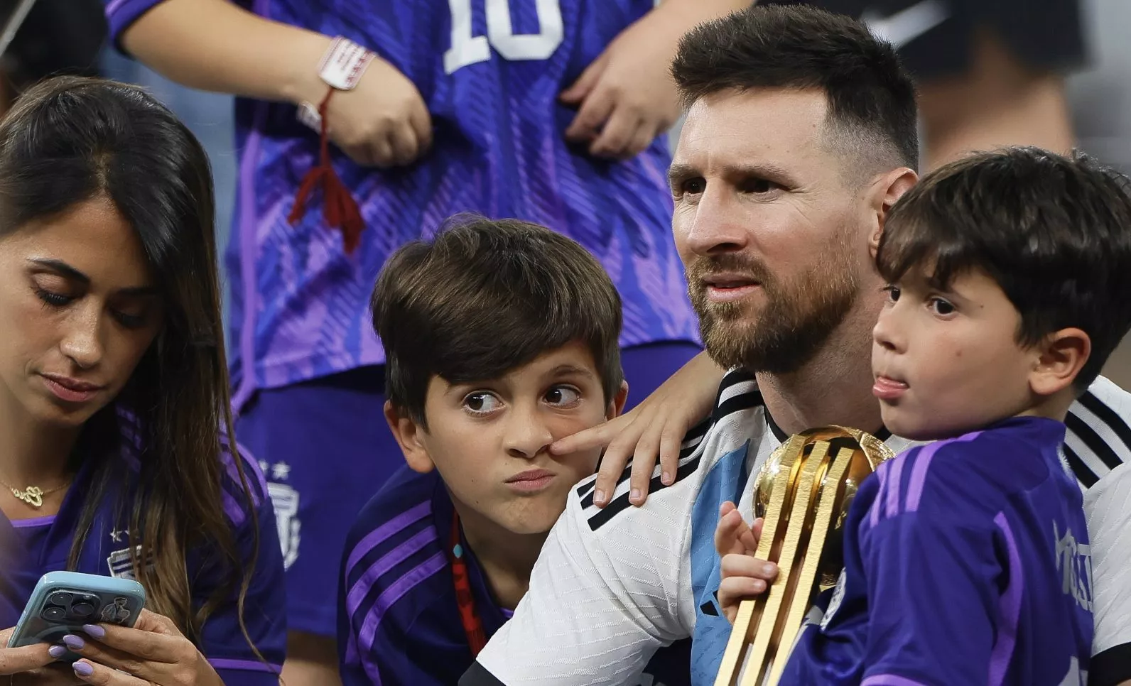Leionel Messi, comparte junto a su familia, tras la victoria de Argentina ante Francia en el Mundial de Catar 2022.