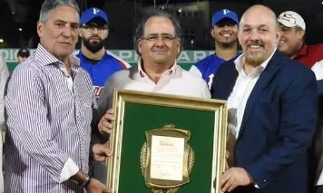 Miguel Feris recibe placa de reconocimiento.