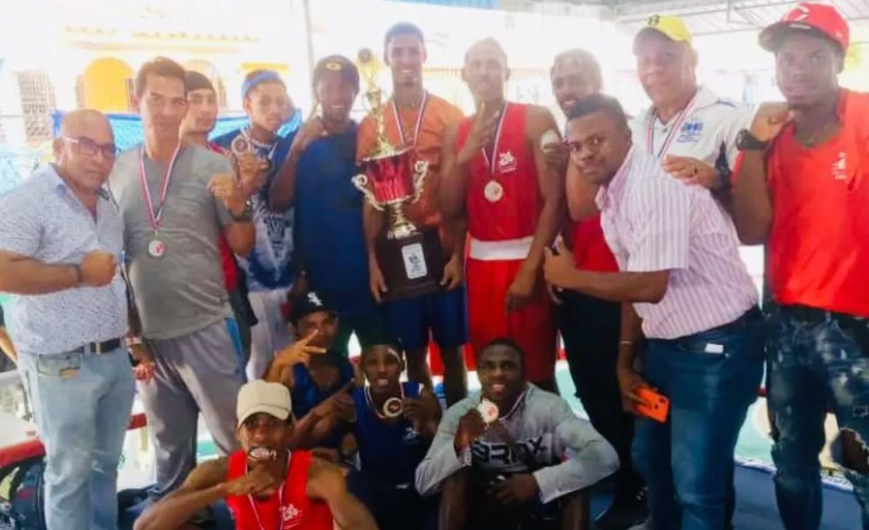 Los integrantes del equipo campeón del torneo élite de la provincia de Santo Domingo.