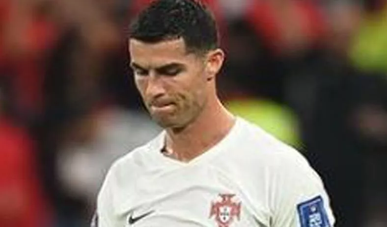 Cristiano Ronaldo, abandona frustrado por la derrota.