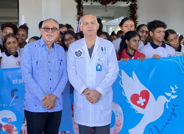 Directivos del centro de salud  junto a estudiantes.