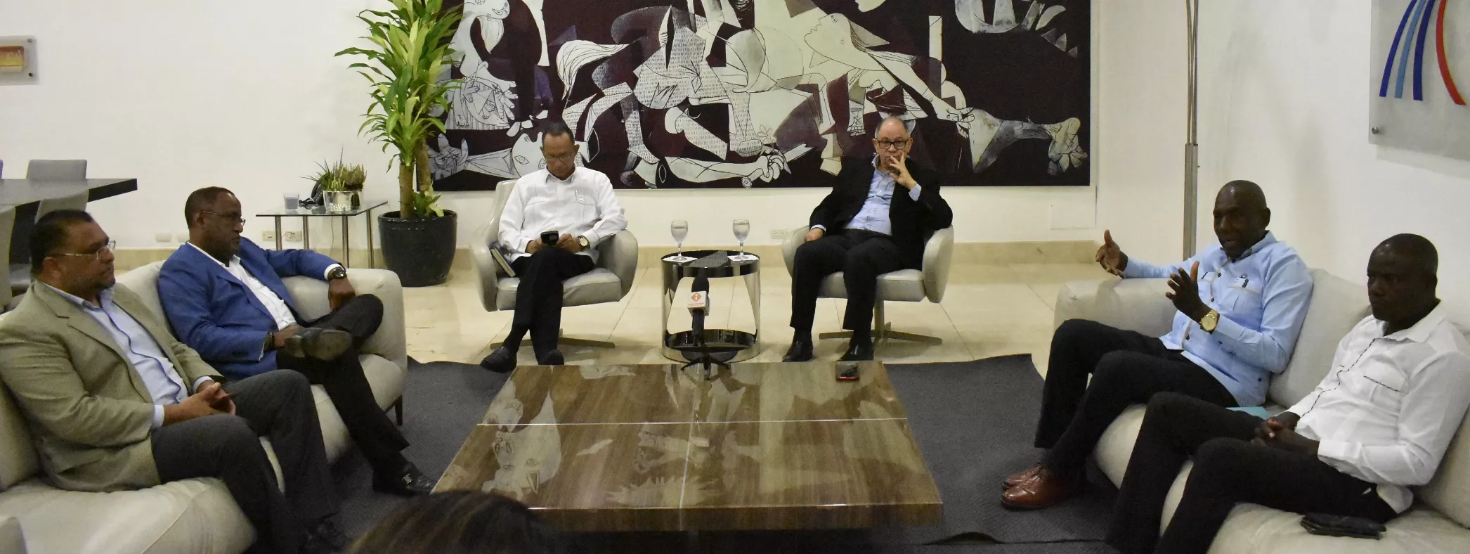 Sindicalistas Edwin de la Cruz, Jacobo Ramos,  Gabriel del Río, Rafael Pepe Abreu, junto a  trabajadores del Central Romana ,  Prospero Juan y Miguelito Báez.