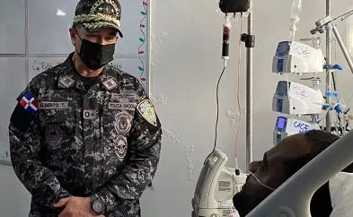 El director de la Policía conversó con el agente herido.