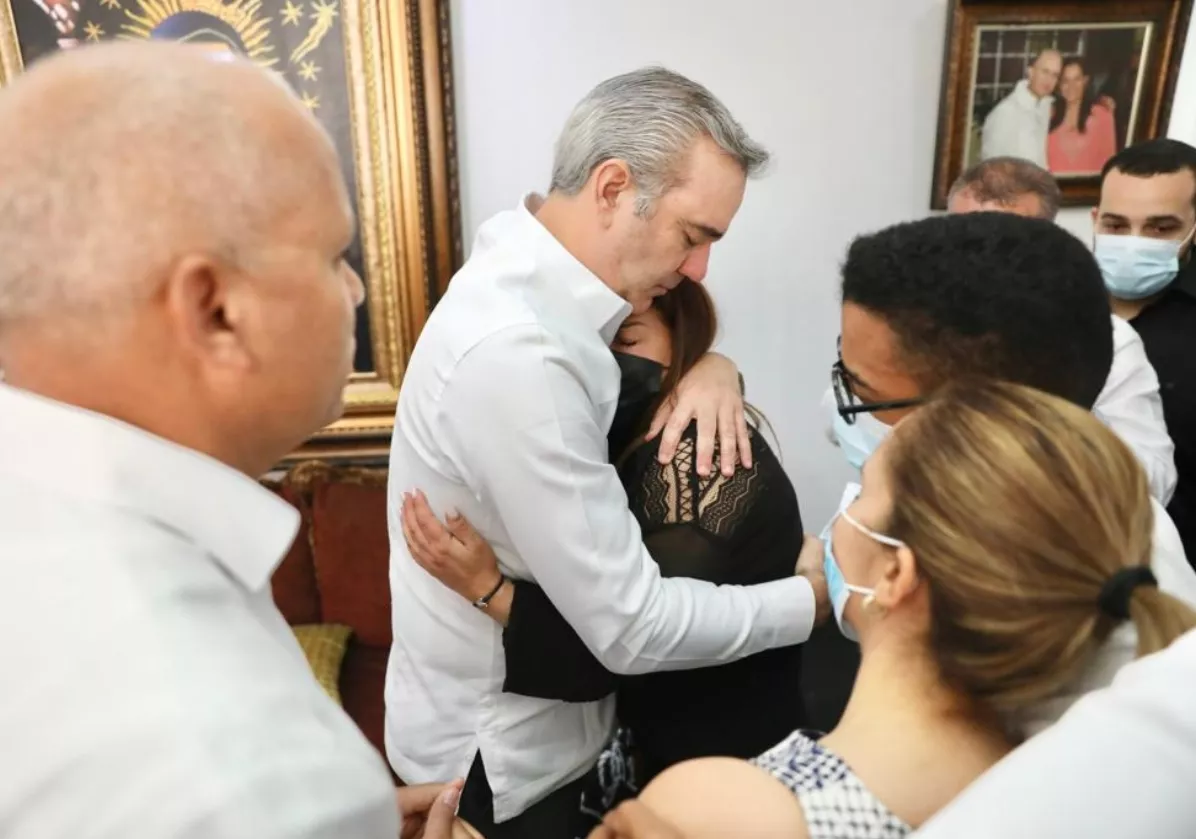 El presidente Luis Abinader al momento de dar el pésame a los parientes del exlegislador.
