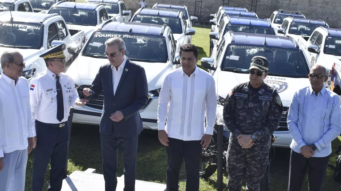 El presidente Abinader hace entrega simbólica al director de Politur. josé de león