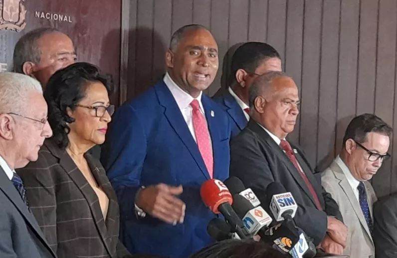 Julito Fulcar hizo el anuncio ayer y  fue apoyado por el PRM.