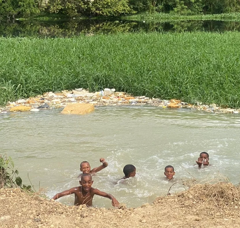Niños se bañaban ayer en parte del río Isabela.  Eymi Silvestre